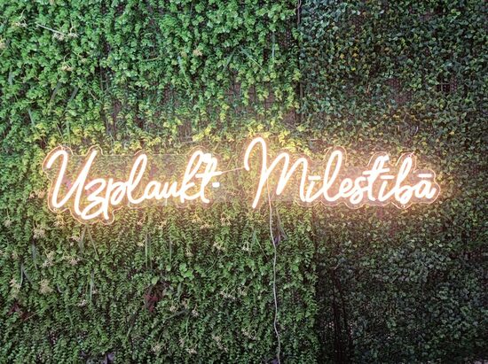 LED gaismas izkārtne "Uzplaukt Mīlestībā"