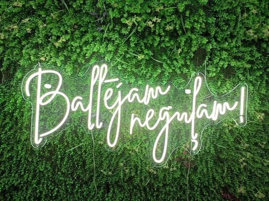 LED gaismas izkārtne "Ballējam neguļam" + 1gb izkārtne pēc izvēles