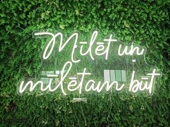 LED gaismas izkārtne "Mīlēt un mīlētam būt" + 2gb izkārtnes pēc izvēles