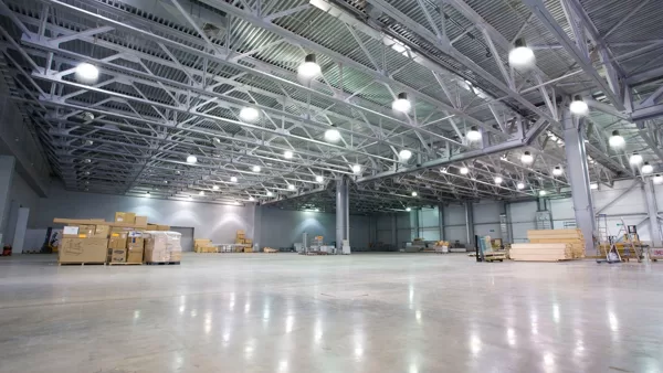 INDUSTRIĀLU APGAISMOJUMU UZSTĀDĪŠANA, APKOPE, PIEGĀDE